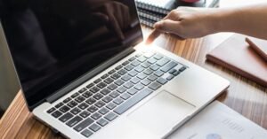 Menekan tombol power laptop dalam waktu lama untuk melakukan force restart.