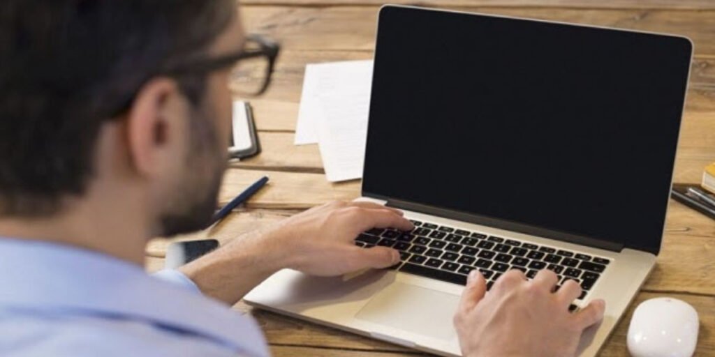 Ilustrasi layar monitor hitam pekat pada perangkat laptop Windows