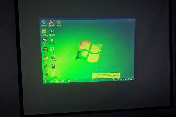 Mengecek sambungan kabel video pada bagian belakang monitor komputer