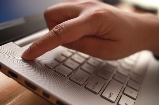 Melakukan force shutdown untuk mengatasi laptop macet update