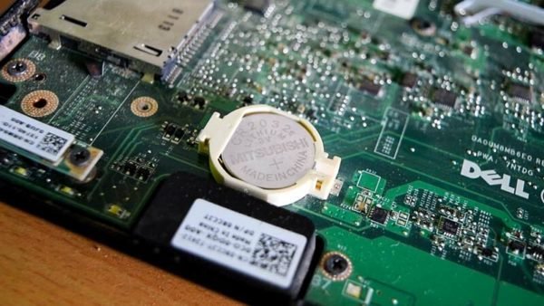 Melepas baterai CMOS untuk reset pengaturan BIOS laptop