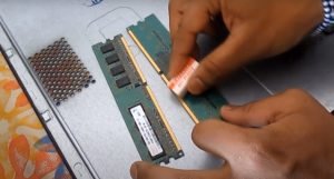 Cara memastikan jalur RAM bersih dari jamur untuk mengatasi laptop no display