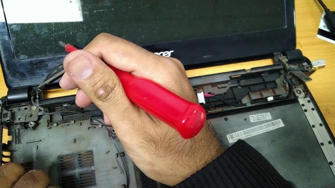 Memperbaiki kabel fleksibel penyebab layar laptop bergaris