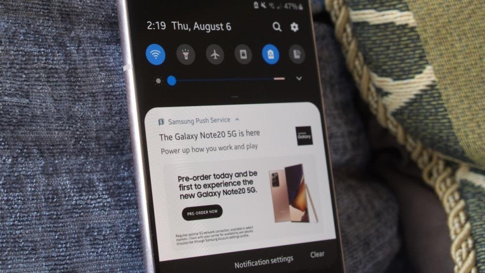 Tampilan iklan pop-up yang tiba-tiba muncul di layar HP